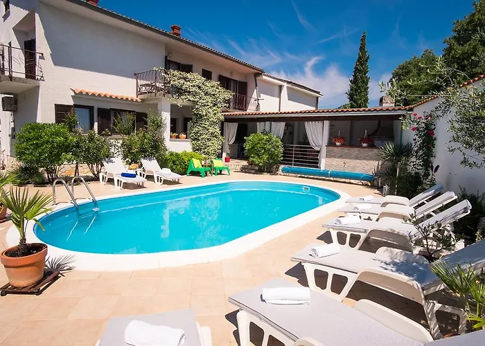 Apartment With Private Pool And Arbor