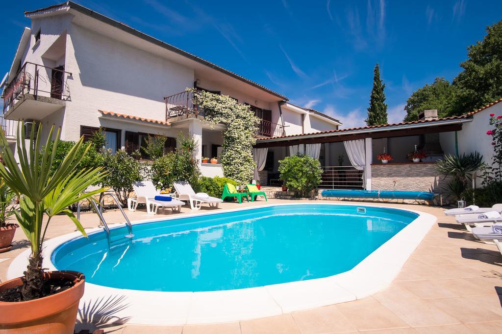 Apartament With Private Pool And Arbor