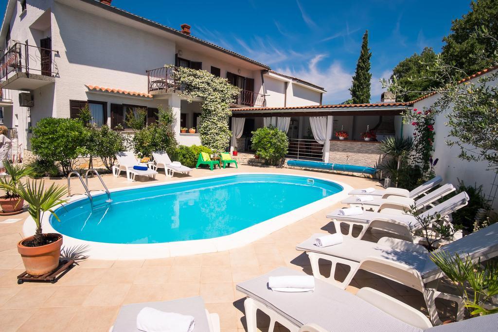 Apartament With Private Pool And Arbor Malinska